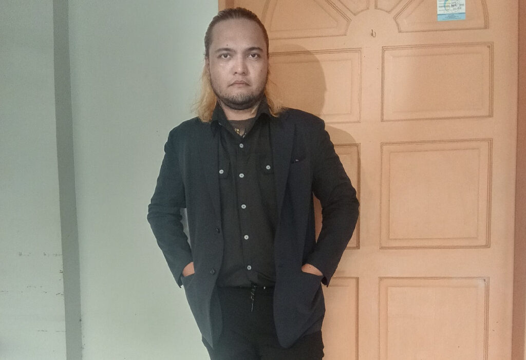 Filipino Male model wearing Uniqlo Miracle Air Jacket Navy Color with hands in pocket.