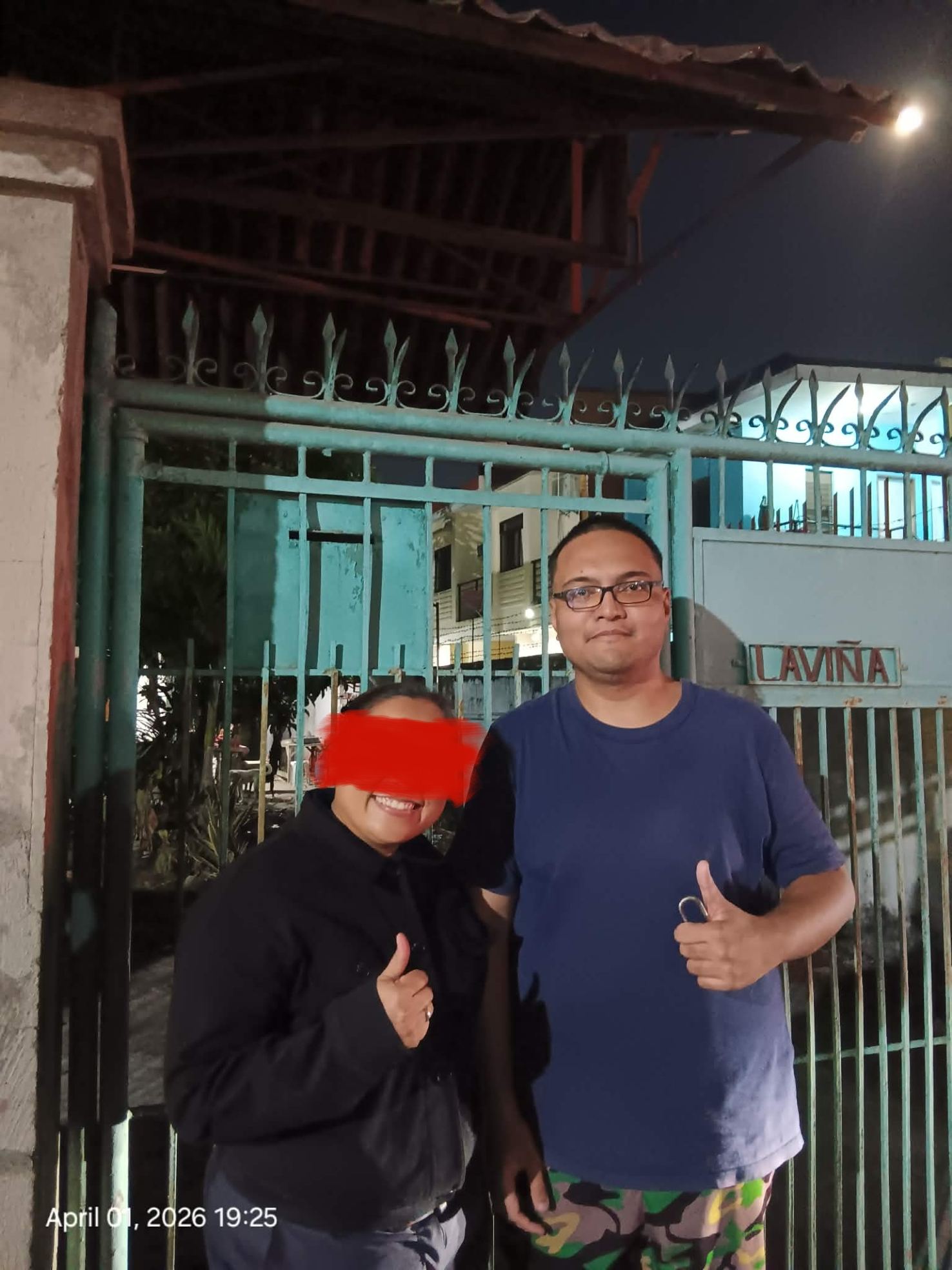 Robin Laviña standing next to the Jollibee Bulacao branch manager while they all give a thumbs up.